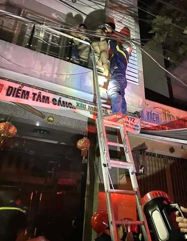 Cứu 4 người mắc kẹt trong căn nhà bốc cháy lúc rạng sáng tại Đà Nẵng - Ảnh 1.