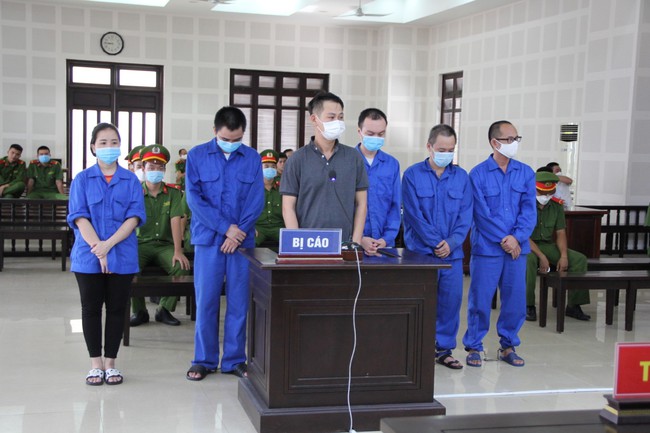 Cán bộ nhận hối lộ, tiếp tay chuyên gia nước ngoài “dởm” ở chui tại Đà Nẵng - Ảnh 1.