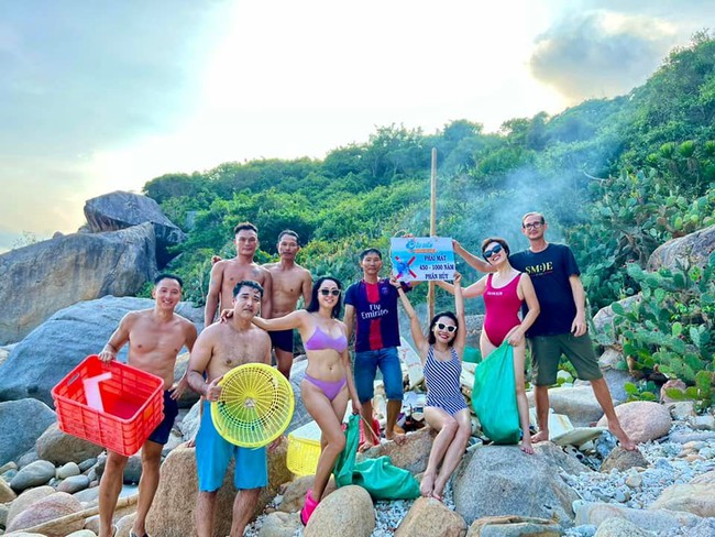 Sự thật nhóm bạn mặc bikini nhặt rác tại bãi biển Ninh Thuận không như nhiều người đang nghĩ - Ảnh 2.