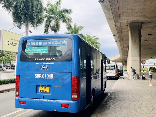 Ưu tiên xe buýt, giải tỏa áp lực ùn tắc tại sân bay Tân Sơn Nhất dịp Tết - Ảnh 1.