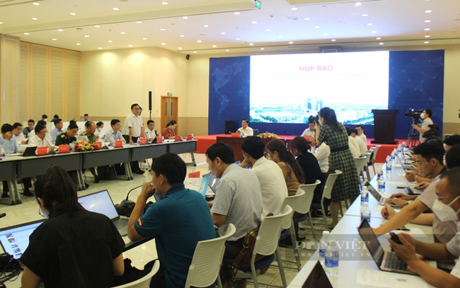 Sở Y tế thông tin về diễn biến dịch Covid-19 tại buổi họp báo tình hình kinh tế xã hội tháng 8 của Bình Dương. Ảnh: Trần Khánh