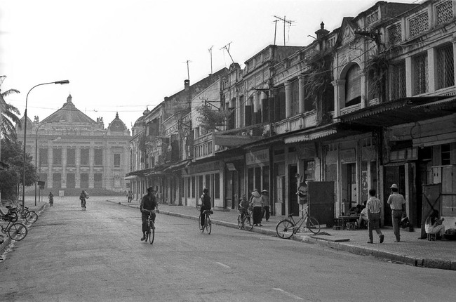 Xúc động với loạt ảnh đen trắng về Hà Nội năm 1989 - Ảnh 1.