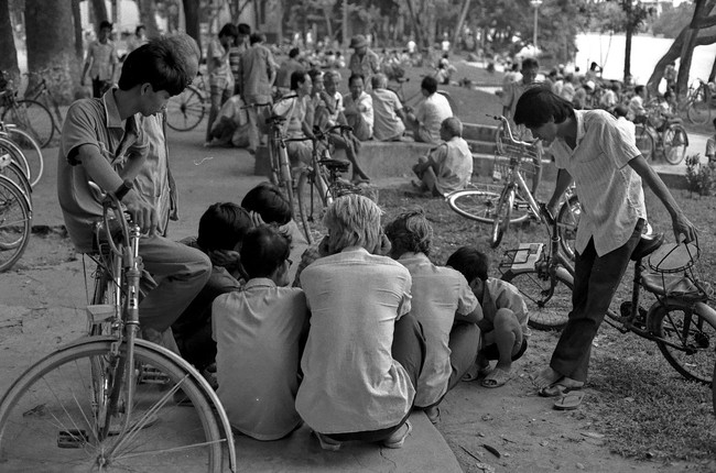 Xúc động với loạt ảnh đen trắng về Hà Nội năm 1989 - Ảnh 3.