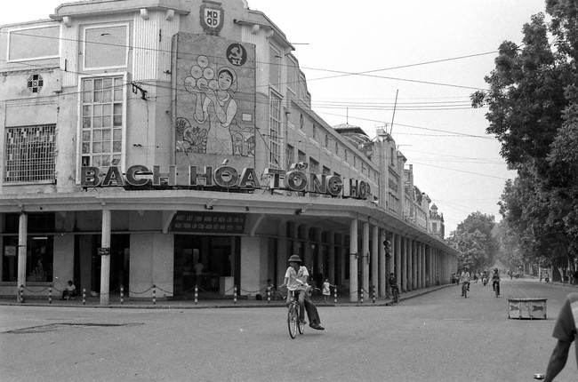 Xúc động với loạt ảnh đen trắng về Hà Nội năm 1989 - Ảnh 4.