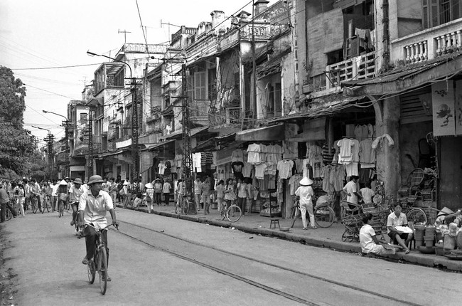 Xúc động với loạt ảnh đen trắng về Hà Nội năm 1989 - Ảnh 5.