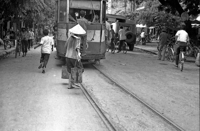 Xúc động với loạt ảnh đen trắng về Hà Nội năm 1989 - Ảnh 8.