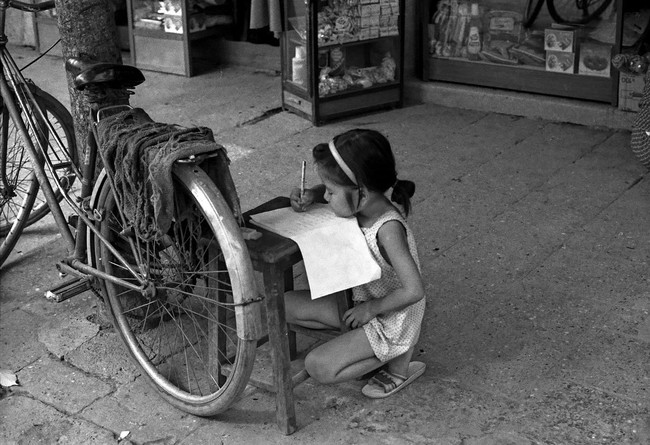 Xúc động với loạt ảnh đen trắng về Hà Nội năm 1989 - Ảnh 9.