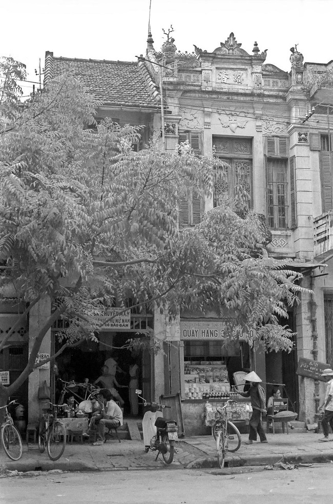 Xúc động với loạt ảnh đen trắng về Hà Nội năm 1989 - Ảnh 10.