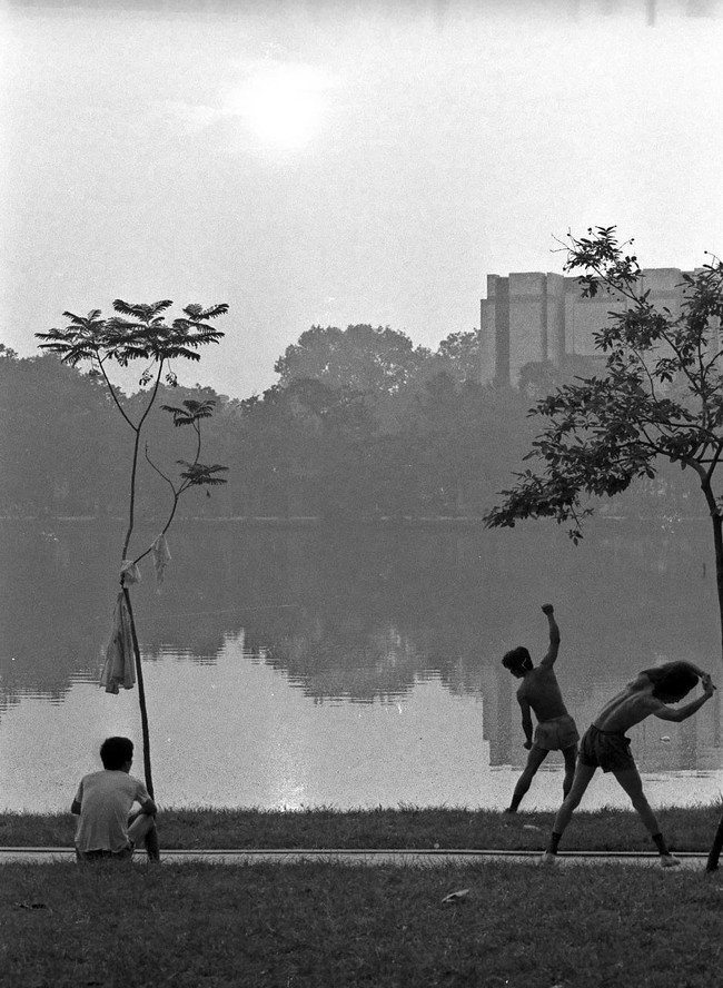Xúc động với loạt ảnh đen trắng về Hà Nội năm 1989 - Ảnh 13.