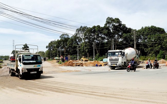 Các đơn vị đang thi công đường Vành đai 4. Ảnh: Quốc Chiến