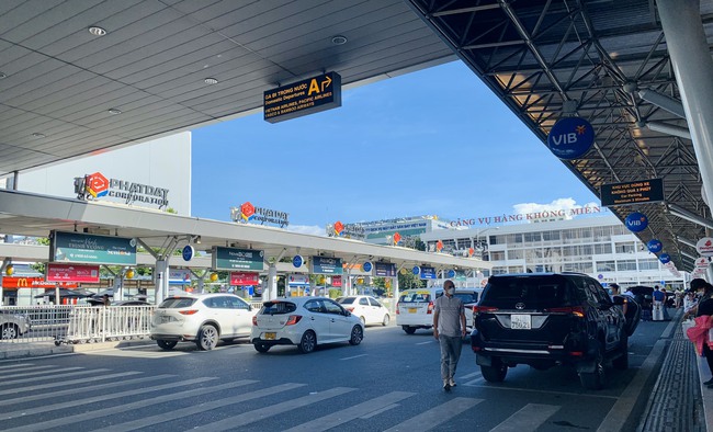Xử lý nhiều xe hợp đồng, xe taxi tại sân bay Tân Sơn Nhất - Ảnh 3.