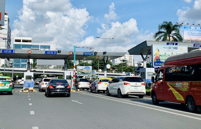 TP.HCM triển khai loạt giải pháp giải quyết ùn tắc quanh sân bay Tân Sơn Nhất  - Ảnh 1.