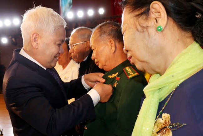 Ông Nguyễn Văn Lợi - Bí thư Tỉnh ủy tỉnh trao Huy hiệu Đảng cho các đảng viên. Ảnh: Phương Chi