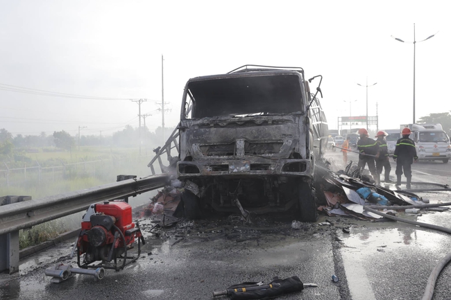 Xe tải bốc cháy trơ khung sắt trên cao tốc TP.HCM - Trung Lương - Ảnh 2.