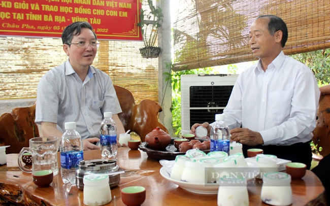 Ông Chủ tịch Trung ương Hội Nông dân Việt Nam Lương Quốc Đoàn trao đổi với nông dân Việt Nam xuất sắc Nguyễn Văn Nhiệm ở xã Châu Pha, TX.Phú Mỹ. Ảnh: Nguyên Vỹ