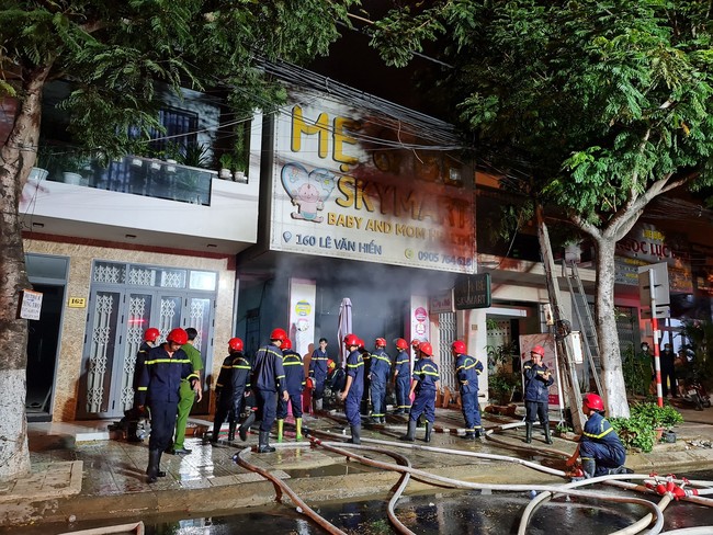 Nóng: Cháy siêu thị tại Đà Nẵng trong đêm, lực lượng đang tìm kiếm người mắc kẹt  - Ảnh 2.