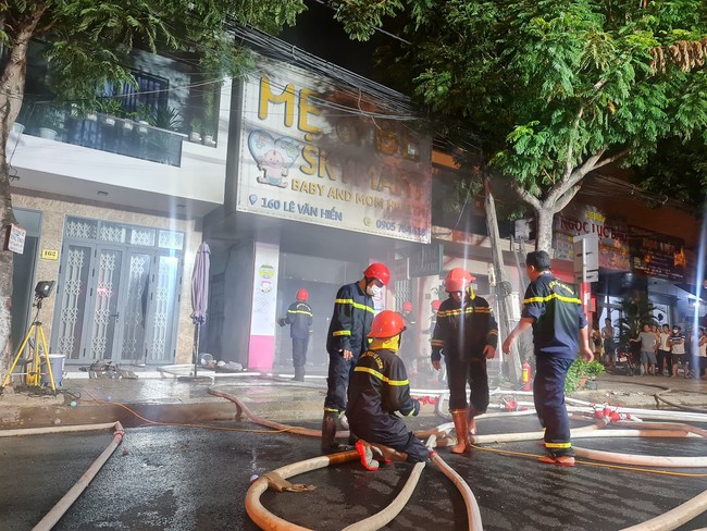Nóng: Cháy siêu thị tại Đà Nẵng trong đêm, lực lượng đang tìm kiếm người mắc kẹt  - Ảnh 1.