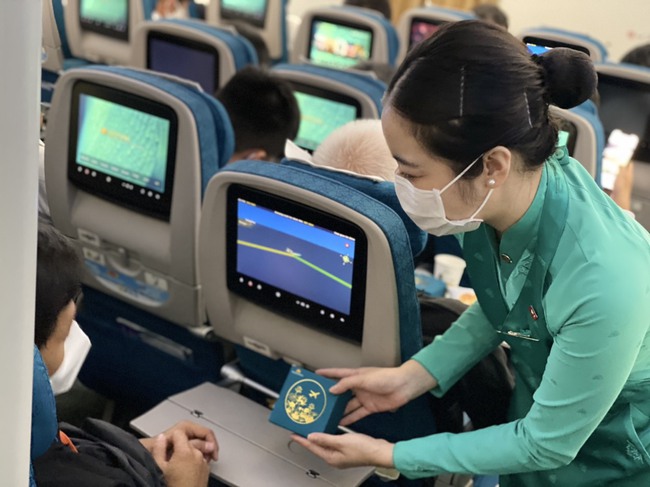 Hành khách bất ngờ nhận quà Trung thu sớm từ Vietnam Airlines - Ảnh 1.