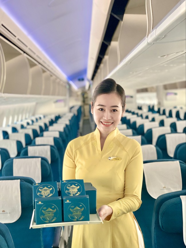 Hành khách bất ngờ nhận quà Trung thu sớm từ Vietnam Airlines - Ảnh 3.
