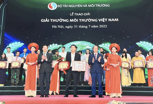 Cụm Trang trại bò sữa Vinamilk Đà Lạt được vinh danh tại Giải thưởng Môi trường Việt Nam - Ảnh 1.
