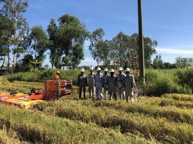 TT- Huế: Dùng giàn giáo cách điện sửa chữa điện nóng để giảm thời gian mất điện  - Ảnh 3.