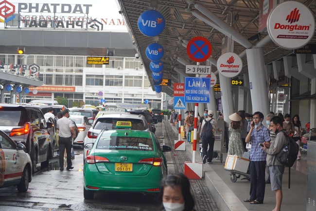 Đón lượng khách kỉ lục dịp Tết, sân bay Tân Sơn Nhất cần bãi đệm taxi để giảm ùn tắc - Ảnh 1.