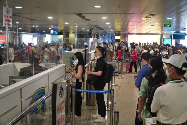 Cục Hàng không lên tiếng về việc nhiều hãng đề xuất không soát giấy tờ tại cửa máy bay sân bay Tân Sơn Nhất - Ảnh 3.