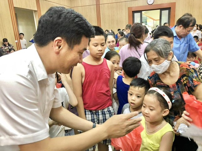Quận Thanh Xuân mang Tết Trung thu ấm áp đến với trẻ em - Ảnh 2.