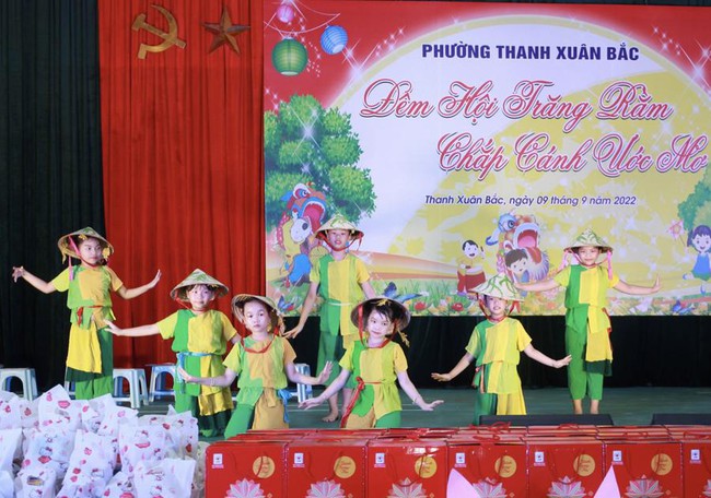 Quận Thanh Xuân mang Tết Trung thu ấm áp đến với trẻ em - Ảnh 1.