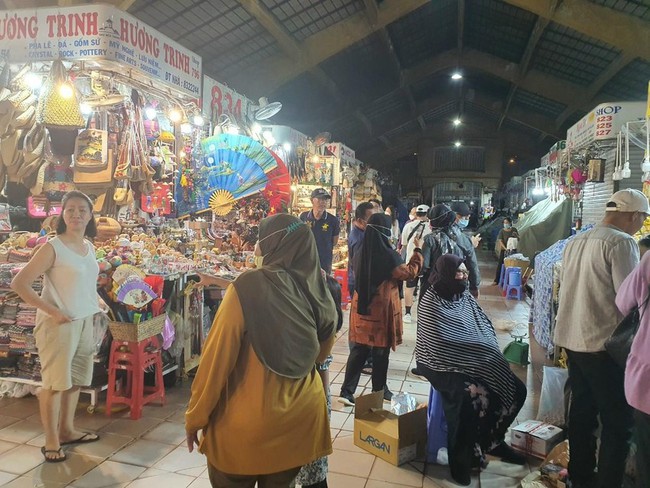 Khách Malaysia thích may đồ vest tại chợ đêm Bến Thành - Ảnh 2.