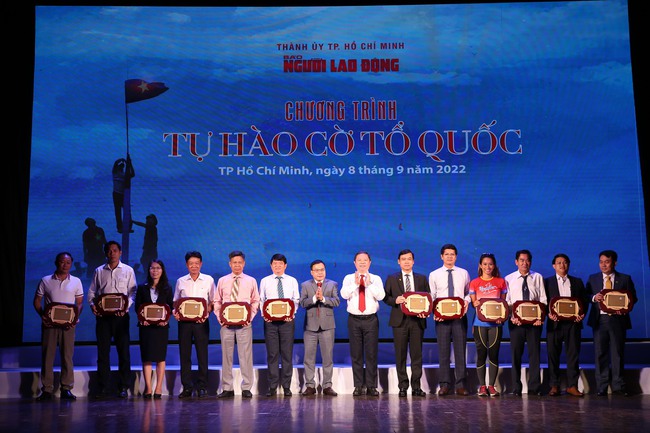 Him Lam Land ký kết đồng hành cùng Chương trình “Tự hào cờ Tổ quốc” năm 2022 - Ảnh 1.