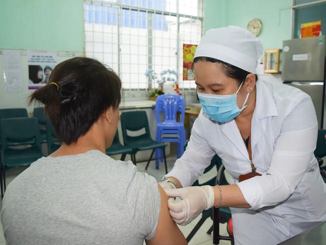 Hưởng ứng Ngày Thế giới phòng chống bệnh dại (28/9)  Tiêm vaccine - ngăn chó mèo bị dại, cứu sống được nhiều người - Ảnh 1.