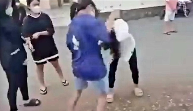 TT-Huế: 2 nữ sinh THCS đánh nhau, hàng chục học sinh đứng xem, quay clip - Ảnh 1.