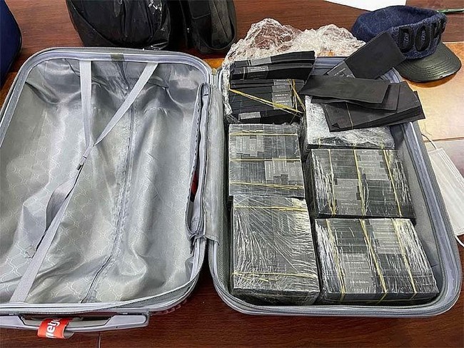 Hai hành khách mang 1 triệu USD nhuộm đen ở sân bay Tân Sơn Nhất bị tạm giữ - Ảnh 1.