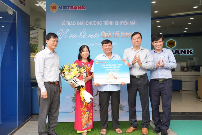 Vietbank trao giải đặc biệt 1 tỷ đồng cho khách hàng trúng thưởng chương trình &quot;Vi vu hè mới - Quà tới trao tay&quot; - Ảnh 1.