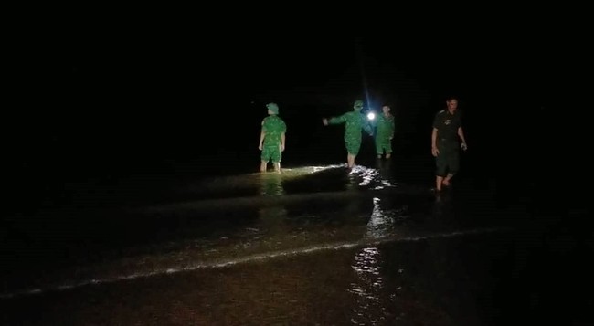 Tắm biển, hai học sinh ở Nghệ An bị sóng cuốn mất tích - Ảnh 1.