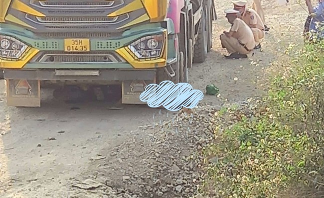 Ninh Bình: Va chạm xe tải 2 học sinh tử vong 1 người bị thương - Ảnh 1.