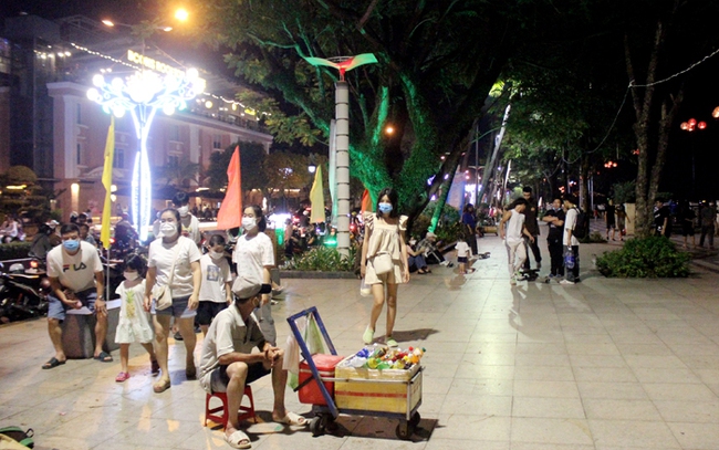 Đây là công trình Khu chợ đêm và phố đi bộ đầu tiên tại Bình Dương, tương tự đường đi bộ Nguyễn Huệ kế bên bến Bạch Đằng ở TP.HCM. Ảnh: Trần Khánh