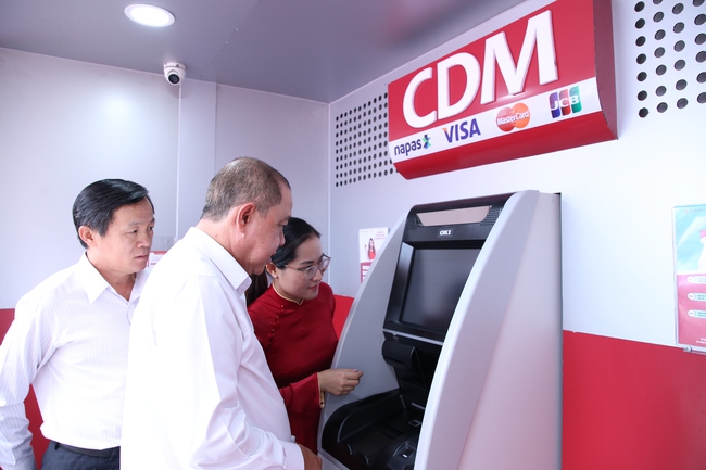 Khách hàng trải nghiệm tính năng gửi tiền trực tiếp tại máy ATM đa chức năng (Auto Bank CDM)