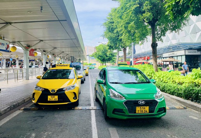 Taxi chưa bị thu phí ra vào sân bay Tân Sơn Nhất - Ảnh 3.
