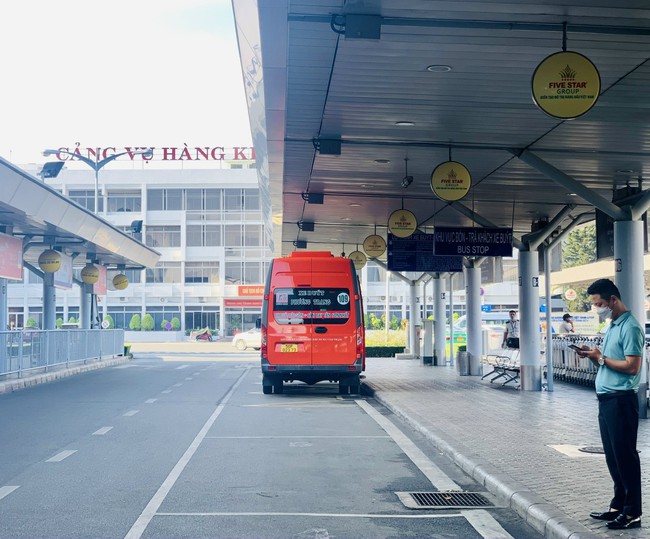Thêm nhiều tuyến xe buýt trung chuyển khách từ sân bay Tân Sơn Nhất - Ảnh 1.