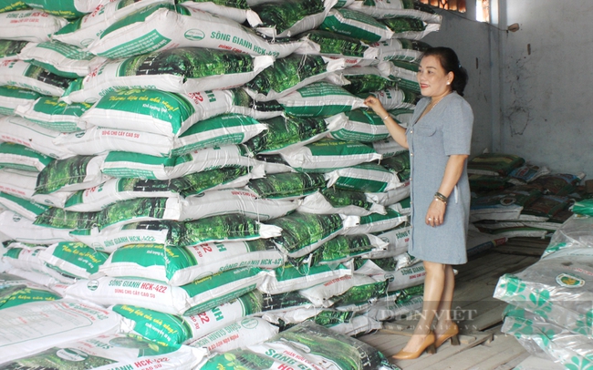 Cửa hàng vật tư nông nghiệp của bà Hằng đến nay vẫn đang bán trả chậm, hỗ trợ sản xuất cho nhiều nông dân ở địa phương. Ảnh: Nguyên Vỹ