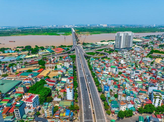 Cầu Vĩnh Tuy 2 đang dần được hoàn thiện được kỳ vọng sẽ gia tăng kết nối, kéo gần khoảng cách giữa phía Đông và trung tâm Thủ đô.