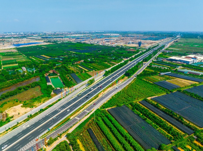 Phía Đông hưởng lợi thế hạ tầng lớn khi là điểm đầu kết nối vào tam giác kinh tế bắc bộ thông qua đường cao tốc Hà Nội – Hải Phòng được bình chọn là tuyến cao tốc đẹp nhất Việt Nam.