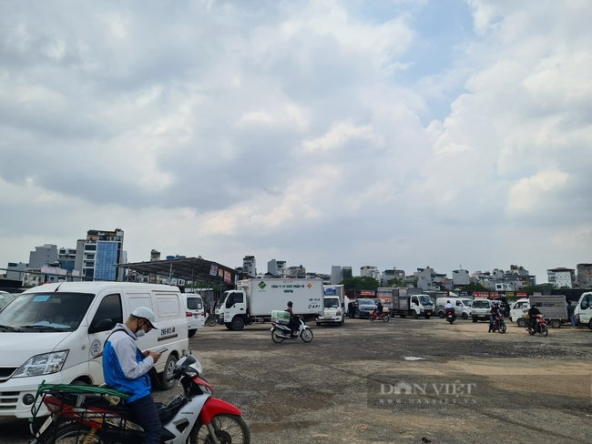 Bãi xe trái phép hoạt động rầm rộ tại Thanh Trì (Hà Nội), chính quyền nói sẽ di dời - Ảnh 2.