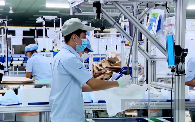 Công nhân làm việc tại nhà máy Panasonic Life Solution Việt Nam ở khu công nghiệp VSIP 2, Bình Dương. Ảnh: T.L