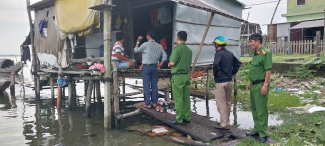 TT-Huế: Hàng nghìn bộ đội, công an về vùng ven biển giúp dân ứng phó với siêu bão Noru - Ảnh 5.