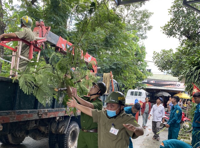 TT-Huế: Hàng nghìn bộ đội, công an về vùng ven biển giúp dân ứng phó với siêu bão Noru - Ảnh 6.