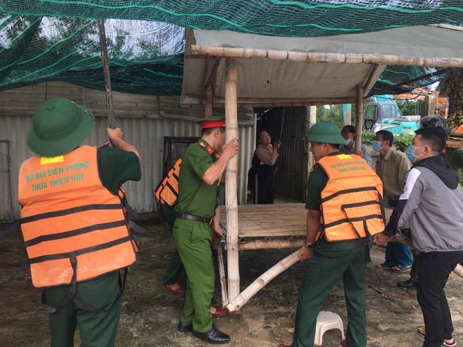 TT-Huế: Hàng nghìn bộ đội, công an về vùng ven biển giúp dân ứng phó với siêu bão Noru - Ảnh 2.