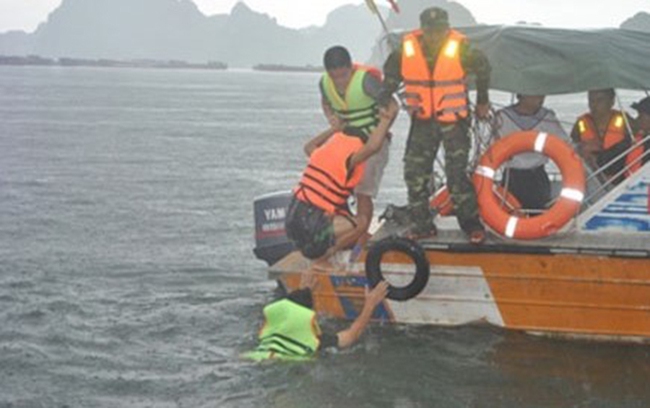 TT-Huế: Cứu 14 thuyền viên trên tàu nước ngoài gặp nạn trên biển - Ảnh 1.
